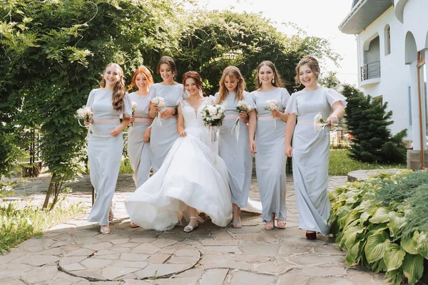 Foto Der Braut Und Brautjungfern Mit Brautsträußen Hochzeitstag Glückliche Mädchen — Stockfoto