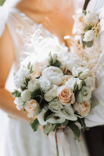 新娘手里拿着一束婚礼用的白玫瑰 花束的特写照片 — 图库照片
