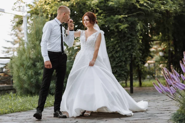 Ritratto Della Sposa Dello Sposo Nel Parco Gli Sposi Camminano — Foto Stock