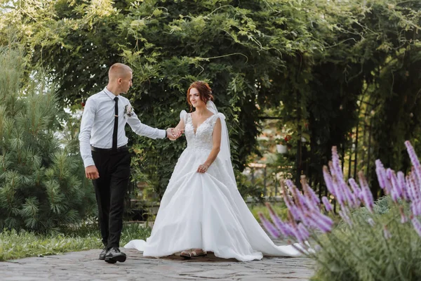 Ritratto Della Sposa Dello Sposo Nel Parco Gli Sposi Camminano — Foto Stock