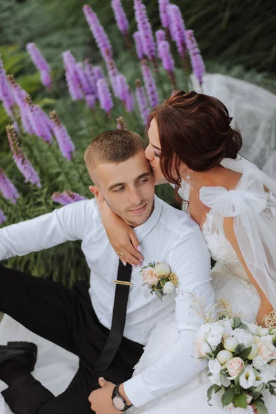 Ritratto Degli Sposi Nel Parco Sposa Sta Tenendo Bouquet Abbracciando — Foto Stock