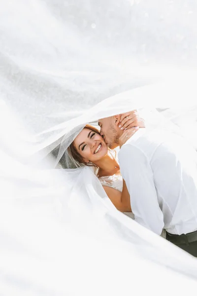 Bröllopsporträtt Bruden Och Brudgummen Täckte Sig Med Slöja Kramades Och — Stockfoto