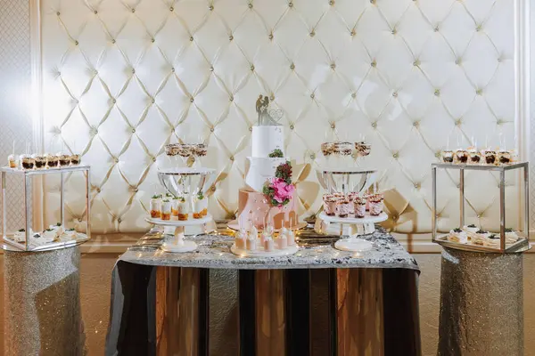 Delicious Wedding White Cake Decorated Flowers Candy Bar Banquet Celebration — Stock Photo, Image