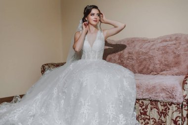 Gelinlik giymiş genç ve güzel bir gelin bir odada bir yatakta oturuyor. Düğün için son hazırlıklar. Gelin, damadı bekliyor. Günaydın, gelin..