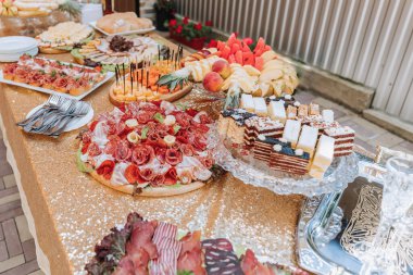 Kazak masası en iyi restoranlarda. Düğünde şölen masası. Ulusal Ukrayna mutfağı. Yağ, sosis, alkol. Yemek servisi..