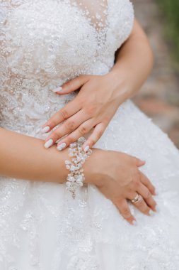 Gelinin elinde el yapımı bilezik. Kapat.