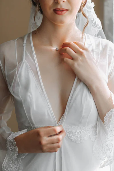 Uma Noiva Bonita Manto Branco Com Busto Aberto Toca Pingente — Fotografia de Stock
