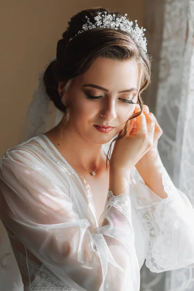 Yumuşak Saten Çamaşırlı Düğün Saç Stili Küpe Takan Güzel Seksi — Stok fotoğraf