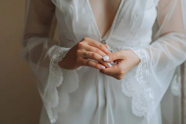 Красивая Невеста Белом Халате Открытым Бюстом Бриллиантовым Обручальным Кольцом Невеста — стоковое фото