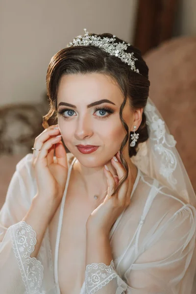 Beautiful Bride Portrait Wedding Makeup Hairstyle Girl Diamonds Tiara Jewelry — Stock Photo, Image