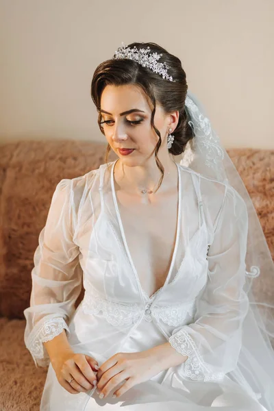美しい花嫁の肖像画の結婚式の構造およびヘアスタイル ダイヤモンドのティアラの少女 宝石類モデル ファッション花嫁の豪華な美しさ — ストック写真