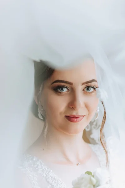 Nevěsta Oblečena Elegantních Šatech Pokrytá Závojem Pózuje Drží Boutonniere Svatební — Stock fotografie