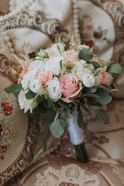 结婚花束白色和粉红色的玫瑰 婚礼当天的一束花 — 图库照片