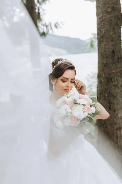 Portrait Bride Bouquet Background Tall Trees Lake Beautiful Young Bride — Stock Photo, Image