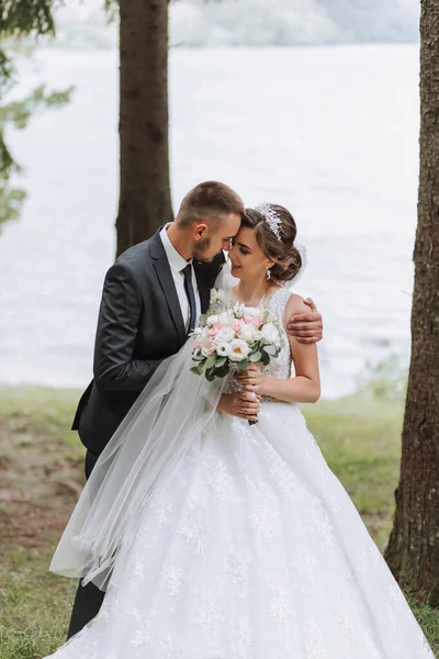 Małżeństwo Weselne Cieszy Się Najlepszym Dniem Swojego Życia Tle Jeziora — Zdjęcie stockowe