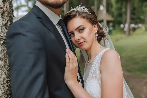 Casal Casamentos Está Desfrutando Melhor Dia Suas Vidas Contra Pano — Fotografia de Stock