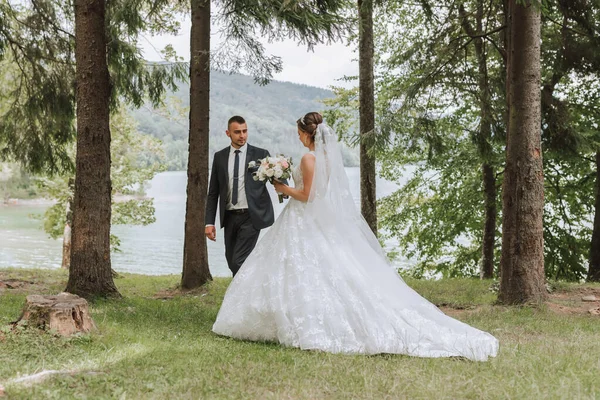Casal Casamentos Está Desfrutando Melhor Dia Suas Vidas Contra Pano — Fotografia de Stock