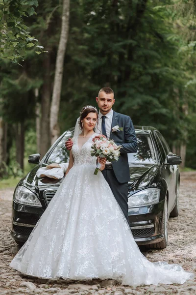 Egy Házas Menyasszony Vőlegény Akik Ünnepi Ruhát Viselnek Amint Egy — Stock Fotó