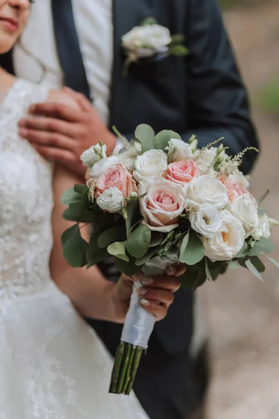 花嫁の手に白とピンクのバラのウェディングブーケ ブーケのクローズアップ写真 — ストック写真