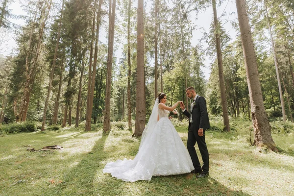 Modischer Bräutigam Und Süße Braut Weißen Kleid Mit Schleppe Und — Stockfoto
