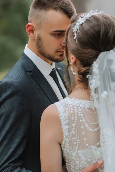 Egy Házaspár Élete Legszebb Napját Éli Magas Fák Hátterében Menyasszonyok — Stock Fotó
