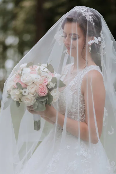 Bride Wedding Dress Long Train Veil Holds Wedding Bouquet Roses — Stock Photo, Image