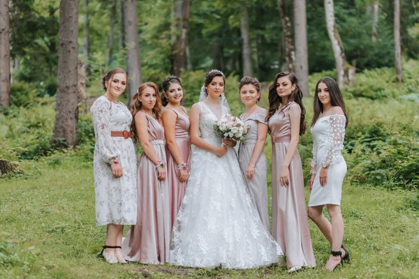 Grupa Pięknych Dziewcząt Panną Młodą Identycznych Sukienkach Uśmiecha Się Świętuje — Zdjęcie stockowe