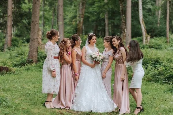 一群穿着同一件衣服的漂亮姑娘带着新娘 在大自然和高大树木的背景下 一起笑着 庆祝着 玩乐着 女生派对 — 图库照片
