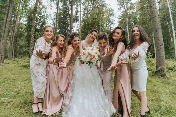 Grupp Vackra Flickor Med Brud Identiska Klänningar Ler Firar Och — Stockfoto