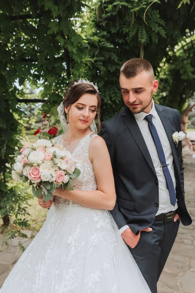 Casal Casamentos Está Desfrutando Melhor Dia Sua Vida Contra Fundo — Fotografia de Stock