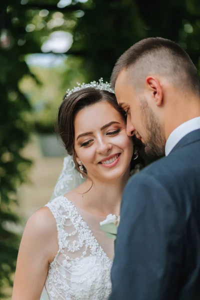 Свадебная Пара Наслаждается Лучшим Днем Своей Жизни Фоне Зеленых Листьев — стоковое фото