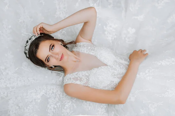 Young Beautiful Bride Blue Eyes Wedding Dress Lying Fashion Shot — Stock Photo, Image