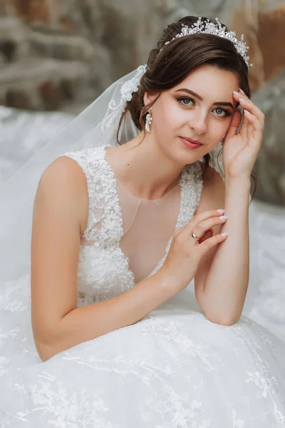 Porträt Der Braut Mit Einem Schleier Ihren Händen Eine Schöne — Stockfoto