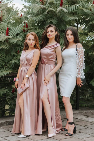 Tres Jóvenes Hermosas Chicas Sonrientes Con Ropa Moda Sexy Mujeres — Foto de Stock