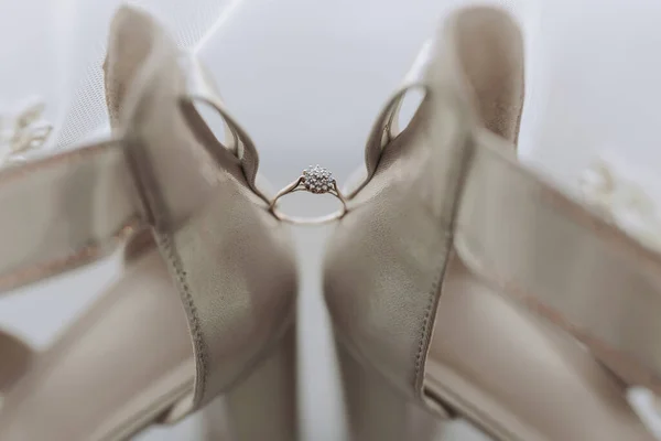 Γυμνά Κομψά Παπούτσια Ένα Διαμαντένιο Δαχτυλίδι Αρραβώνων Κάθεται Ανάμεσα Ένα — Φωτογραφία Αρχείου