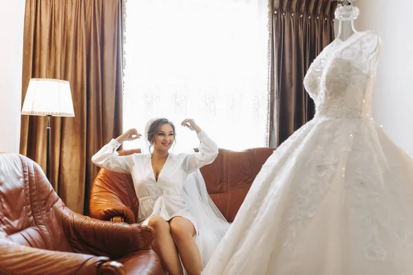 Eine Schöne Braut Einer Robe Mit Schönen Haaren Und Make — Stockfoto