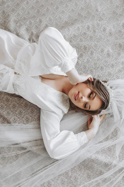 Gyönyörű Fiatal Menyasszony Egy Fehér Peignoir Feküdt Ágyon Hálószobában Utolsó — Stock Fotó
