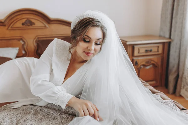 Bella Giovane Sposa Peignoir Bianco Sdraiata Sul Letto Nella Sua — Foto Stock