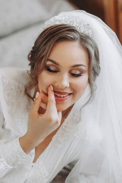 Schöne Junge Braut Weißem Petticoat Und Diadem Sitzt Auf Dem — Stockfoto