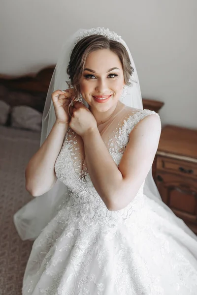 Портрет Невесты Невеста Одета Элегантное Платье Позируя Окна Сережках Тиара — стоковое фото