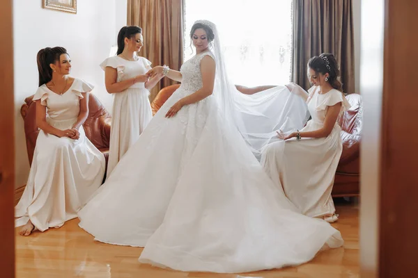 結婚式のテーマ 友人が花嫁にブレスレットをかける ブルネット 結婚式のための準備の最後の数分 同じ服装で — ストック写真