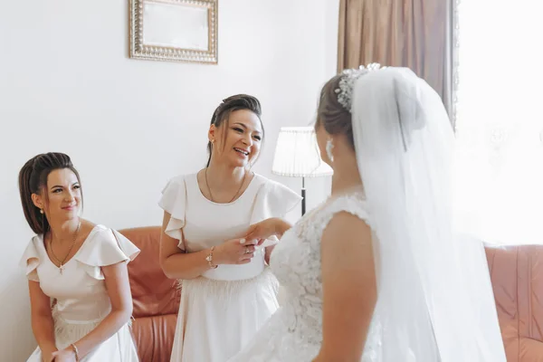 Hochzeitsthema Ein Freund Legt Der Braut Ein Armband Vier Brünetten — Stockfoto
