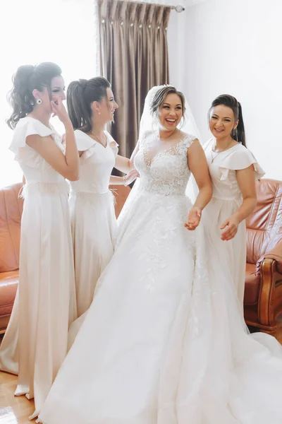 Tema Casamento Noiva Vestido Branco Abraçando Sua Amiga Posando Juntos — Fotografia de Stock