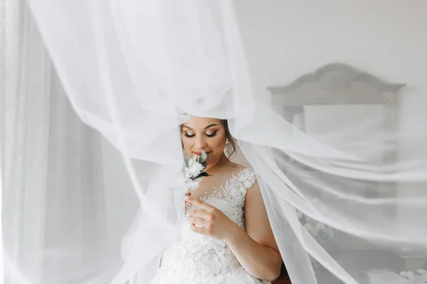 Porträt Der Braut Die Braut Schleier Posiert Mit Einem Boutonniere — Stockfoto
