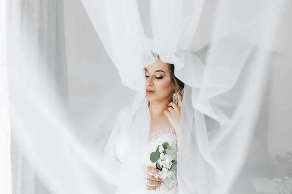 Retrato Noiva Noiva Véu Posando Com Boutonniere Fundo Branco Cabelo — Fotografia de Stock