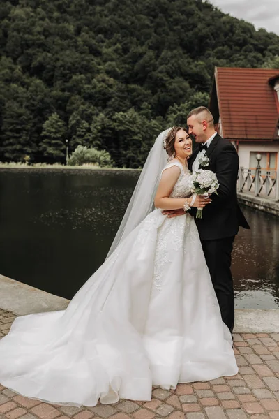Eine Brünette Braut Einem Langen Kleid Und Ein Bräutigam Klassischen — Stockfoto