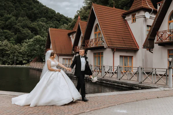 Eine Brünette Braut Langen Kleid Und Ein Bräutigam Klassischen Anzug — Stockfoto