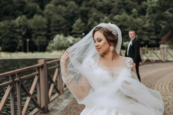 Potret Pernikahan Pengantin Wanita Dengan Gaun Putih Jembatan Dengan Kerudung — Stok Foto