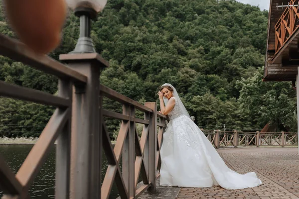 Свадебный Портрет Невеста Белом Платье Мосту Плавающей Вуалью Искренняя Улыбка — стоковое фото