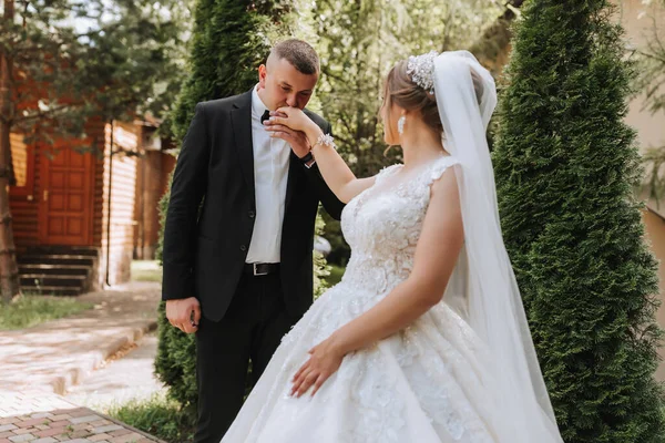 Hochzeitsporträt Die Braut Eleganten Kleid Steht Vor Dem Bräutigam Klassischen — Stockfoto